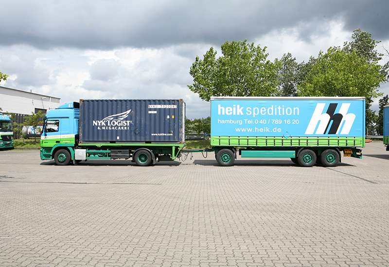 Hängerzug mit Container-Flat und Planenanhänger