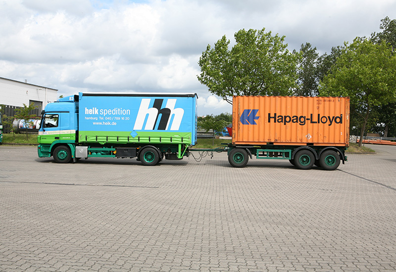 Hängerzug mit Wechselpritsche und Container-Anhänger