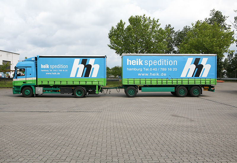 Hängerzug mit Wechselpritsche und Planenanhänger