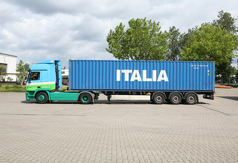 Zugmaschine mit Containerchassis